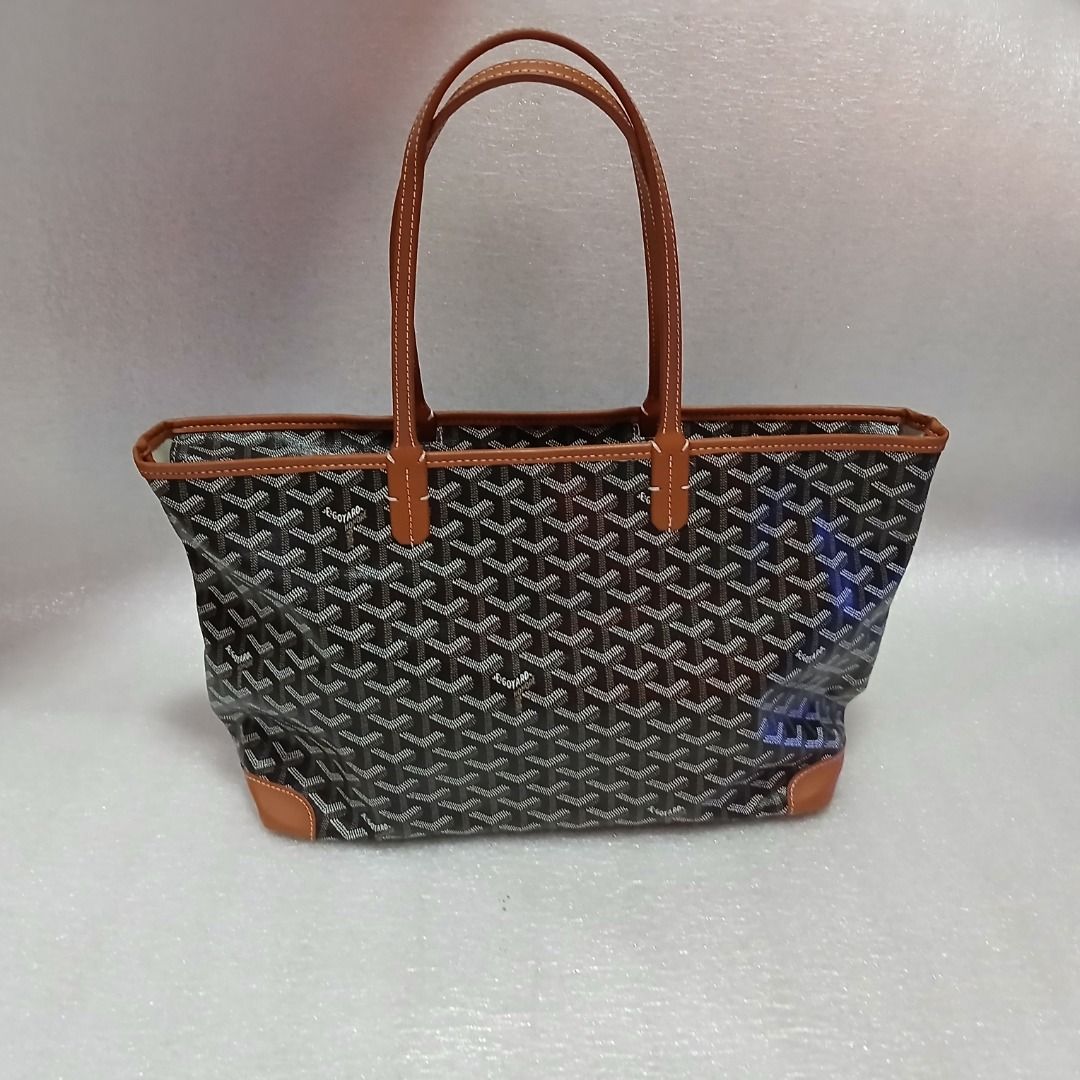 Tote Bag Class A Used Once (Category: Tote Bags) located in Manila. Submitted by ideafactoryph (Listing ID 1372825825, Image 1). Description: Used once, can pass as brand new. Comes with dust bag. Class A * Mere Estimates, Use for Indication of Size Only Length: 36 cm Height: 30 cm Depth: 16 cm - flat leather straps - top zip closure - interior slip pocket Color black/tan Loc: Sampaloc Manila .