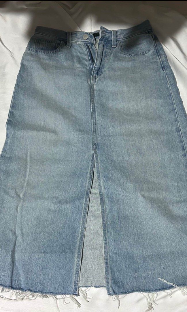 Uniqlo Denim Skirt (Category: Skirts) located in Manila. Submitted by kiaminno (Listing ID 1372803370, Image 3). Description: used once bought for 1990 rfs: outgrown .