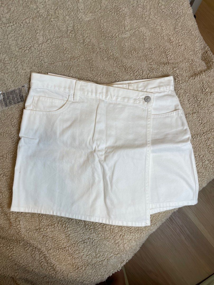 Uniqlo white denim skirt (Category: Skirts) located in Antipolo. Submitted by dggbee (Listing ID 1372686705, Image 1). Description: Brandnew Details in photos ~Skort sya supposedly, but pina alter para maging skirt nalang. 32 sa medida .