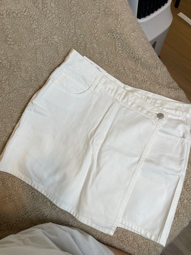 Uniqlo white denim skirt (Category: Skirts) located in Antipolo. Submitted by dggbee (Listing ID 1372686705, Image 2). Description: Brandnew Details in photos ~Skort sya supposedly, but pina alter para maging skirt nalang. 32 sa medida .