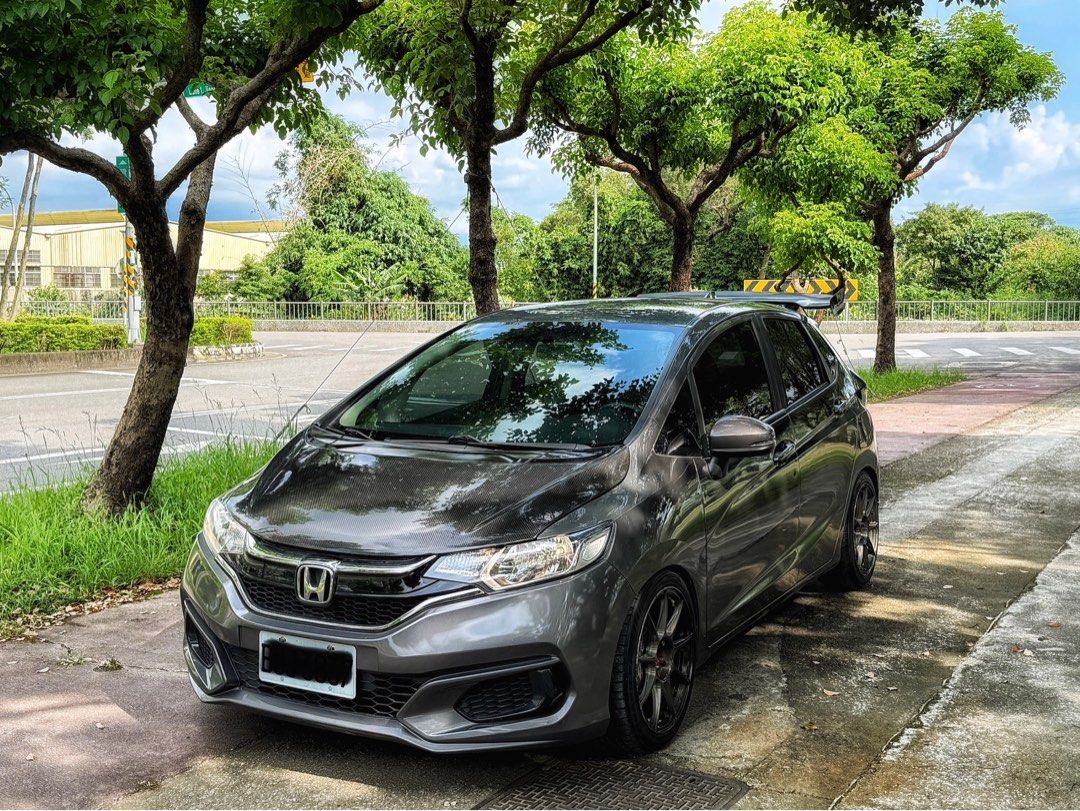 由 af041955 (刊登 ID 1377931485，圖片 1) 提交，位於 桃園市 (Taoyuan) 的 2015 Honda FIT S版 (類別：汽車出售)，說明：這台水到不行 雨天趕著上架🌧️ 新進：2015 Honda FIT S版 正常跑 / 改好了 重點配備&改裝： 多功能方向盤, 換檔撥片, 恆溫空調 定速, 循跡防滑, 安卓機, 輪框卡鉗 卡夢引擎蓋、大尾翼、內飾 外觀幫你改好了 年輕人起家車 市場最便宜 挑戰市場行情❤️ 📞0979299537（提姆）賴同上電話搜尋。