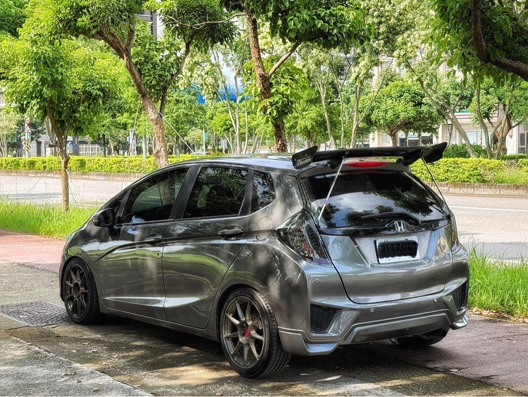 由 af041955 (刊登 ID 1377931485，圖片 3) 提交，位於 桃園市 (Taoyuan) 的 2015 Honda FIT S版 (類別：汽車出售)，說明：這台水到不行 雨天趕著上架🌧️ 新進：2015 Honda FIT S版 正常跑 / 改好了 重點配備&改裝： 多功能方向盤, 換檔撥片, 恆溫空調 定速, 循跡防滑, 安卓機, 輪框卡鉗 卡夢引擎蓋、大尾翼、內飾 外觀幫你改好了 年輕人起家車 市場最便宜 挑戰市場行情❤️ 📞0979299537（提姆）賴同上電話搜尋。