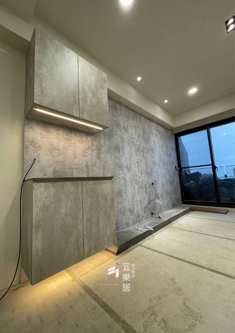 由 inlovelivi08628 (刊登 ID 1377805581，圖片 1) 提交，位於 台中市 (Taichung) 的 清水模系統收納櫃．冷調中的收納光景 (類別：電視櫃)，說明：清水模系統收納櫃．冷調中的收納光景 整體空間以仿清水模質感系統板為主調，呈現低調冷冽的水泥肌理，結合黑鐵件與霧黑五金，形塑工業風的俐落線條與粗獷感。牆面、櫃體與層板之間，透過異材質拼接，展現剛柔並濟的設計語彙，帶出冷靜且富有層次的視覺張力。 櫃體內嵌暖白燈條，於開門瞬間自動亮起，柔和光源不僅實用，更營造深夜時分的安定氛圍。燈光穿透層板與格櫃，將展示與收納結合，讓每一件物品都彷彿有了舞台；不只照明，更是一種生活節奏的靜謐陪伴。 -------------------------- 官方網站：https://in-love-living.com 推薦人：K （詢價告知推薦人另享優惠） 宜樂居系統櫃 免費線上詢價、丈量 免設計費、監工費 免自行監工、備料 「無腦三免獨創特色」 公司地址：台中市中山北路450