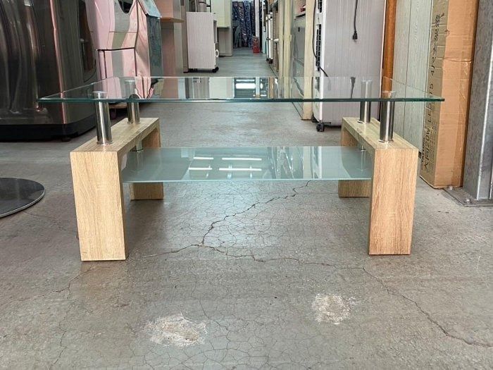 由 yungda23863666 (刊登 ID 1377810226，圖片 1) 提交，位於 台中市 (Taichung) 的 永達二手傢俱生活館／玻璃茶几／大茶几／客廳沙發桌／置物茶几／現代茶几／簡約茶几／矮桌／置物桌／玻璃桌 (類別：桌子)，說明：寬100cm X深 60cm X高45cm 。