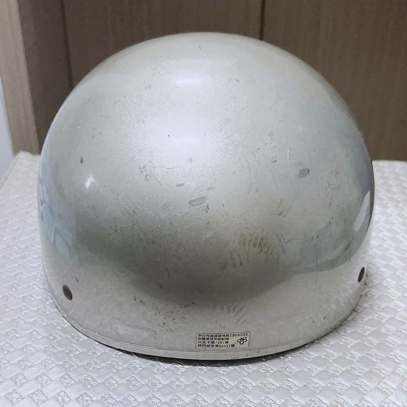 由 ensy7212 (刊登 ID 1377903449，圖片 2) 提交，位於 桃園市 (Taoyuan) 的 台灣製半罩式安全帽-銀色 (類別：汽機車零配件)，說明：賣場說明： 1、大部分是二手商品，有些是買來後未使用過或未穿過的全新商品會特別註明， 無吊牌~ 2、全部商品為現貨狀況皆良好，如商品有特別問題會標示在圖片裡或在商品敘述說明，絕對不賣無法使用或壞掉或過期的商品~ 3、因為是二手商品，追求高品質完美主義者，不適合購買，還請考慮清楚再下單喔! 4、商品照為手機實拍難免有些微色差，皆無修圖~ 5、運費由買家自付~ 6、旋轉拍賣、7-11 賣X便、7-11 iOPEN Mall只有提供7-11超商取貨現金付款的服務（不能線上刷卡），全家 好賣家只有提供全家超商取貨現金付款的服務（不能線上刷卡），沒有提供其他取貨付款方式，也不能面交自取~ 7、不接受換物~ 8、未標示已保留或已售出的商品，就是還有，可以直接下單購買，以及想要購買多項商品要併單或如果想要使用旋轉的運費優惠，請傳訊息給