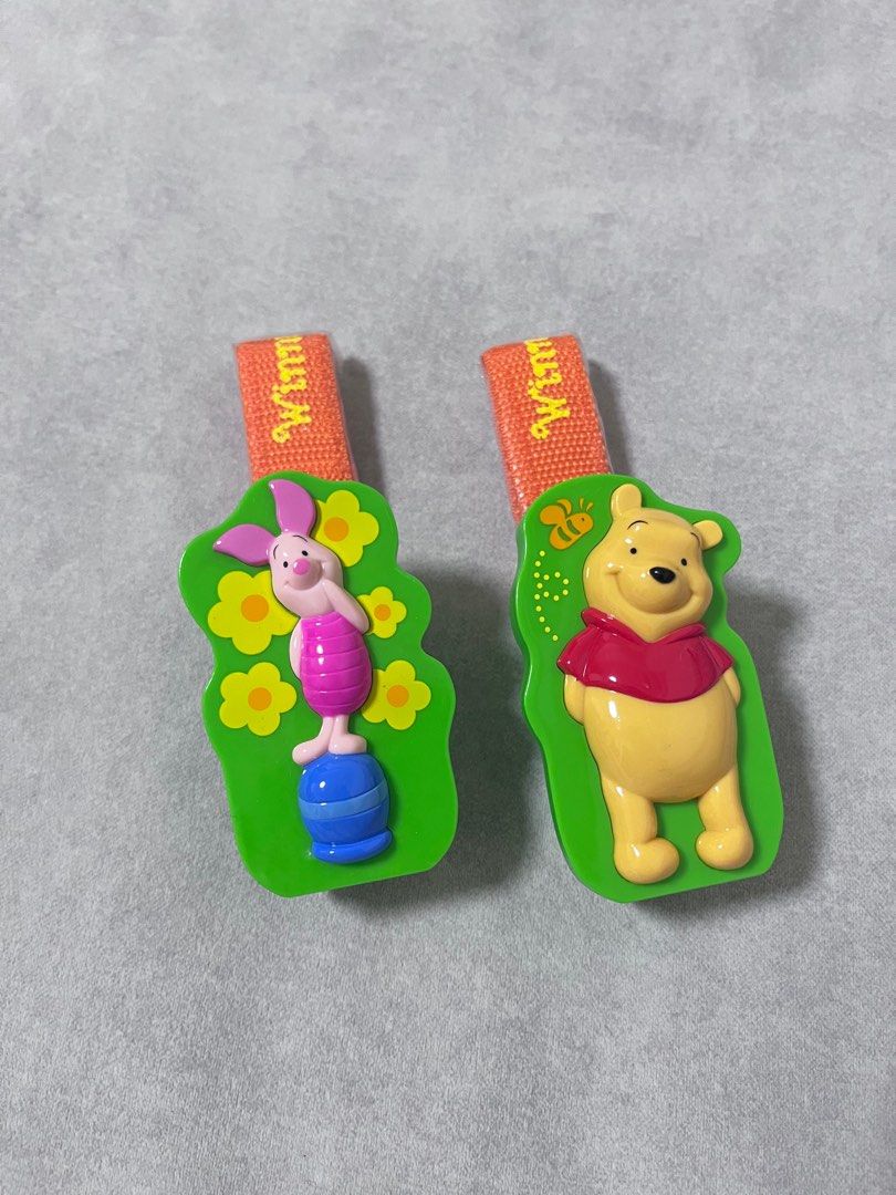 由 Cindy1100 (刊登 ID 1377792282，圖片 1) 提交，位於 新北市 (New Taipei) 的 全新✨小熊維尼 推車防掉夾 (類別：其他外出用品)，說明：✔️全新無盒。