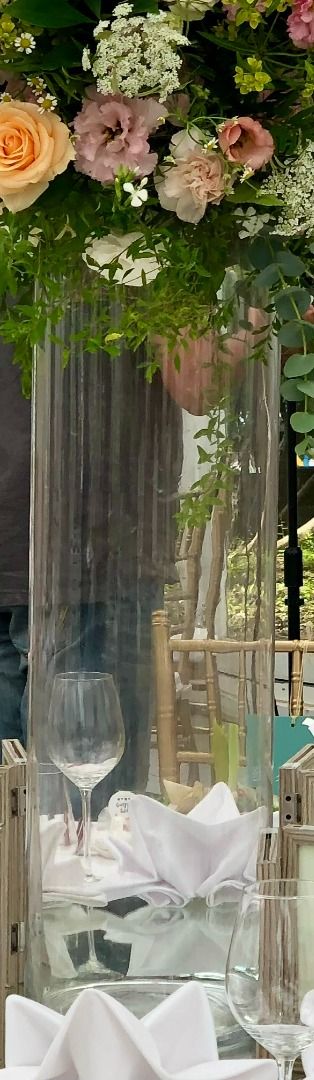 由 cathrynnn (刊登 ID 1377787597，圖片 1) 提交，位於 台北市 (Taipei) 的 [花藝] 柱狀玻璃瓶 花瓶 婚禮布置 瓶插吊鐘 (類別：花瓶園藝)，說明：- 尺寸：直徑20公分、高70公分 - 可做為婚宴主桌桌面布置，亦可當一般枝葉類投瓶使用 - 需自取：台北市立圖書館 景新分館門口 - 雙北市可代叫lalamove運送，運費自付 - 注意事項： 1. 需自取及搬運。 2. 售出後不接受退貨，請先確認物況後再行購買。 3. 家具皆有使用痕跡，完美主義者請繞道。。
