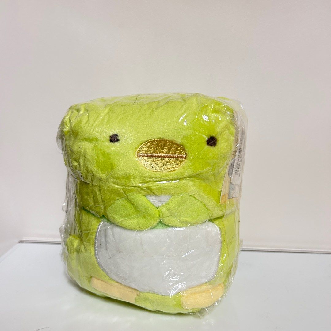 由 dodorabbit0905 (刊登 ID 1377917306，圖片 2) 提交，位於 台南市 (Tainan) 的 【角落小夥伴正版空調毯｜企鵝款收納抱枕兩用毯】可愛法蘭絨毛毯 冷氣房膝蓋毯 午睡毯 小抱枕 辦公車用皆適用 (類別：床具浴巾)，說明：貨便+38 💚超可愛企鵝造型 ✨柔軟細緻毛毯可當抱枕！ 炎夏冷氣房必備❄️、冬天當膝蓋毯也剛剛好～ 收納後是療癒小抱枕，展開就是舒適的法蘭絨毛毯～ 外出攜帶方便，在家追劇、辦公、露營都超實用！ ⸻ 🔹角色款式：角落生物企鵝（PENGIN?） 🔹收納造型：企鵝造型抱枕／毛毯二合一 🔹材質：柔軟法蘭絨，觸感親膚保暖 🔹用途：冷氣房小被毯 / 午睡毯 / 辦公毯 / 車用毯 / 旅行攜帶📦 出貨方式彈性安排，如有特殊需求歡迎聊聊告知。 ⚠ 本賣場為個人賣家，非企業經營者，依法不適用七天無條件退貨，下單即同意上述規定。 。