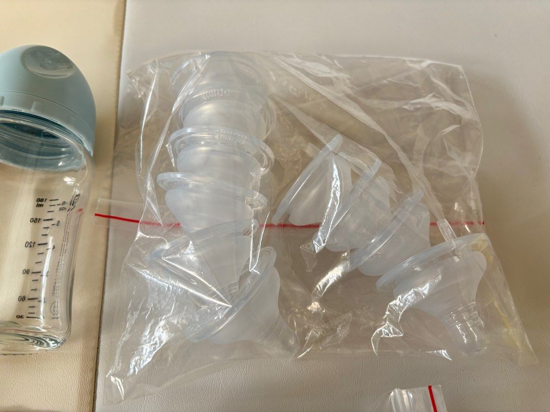 由 NiNashop22 (刊登 ID 1377766109，圖片 1) 提交，位於 台中市 (Taichung) 的 全新✨小獅王 S 圓孔 M 十字 奶嘴 (類別：奶嘴)，說明：➡️小獅王寬口奶嘴圓孔S 💰35/個 (9個) ➡️小獅王寬口奶嘴十字M 💰35(1個) 奶嘴未使用，僅清消 2024-2025 陸續購入 保存良好 可單一購買🧡。