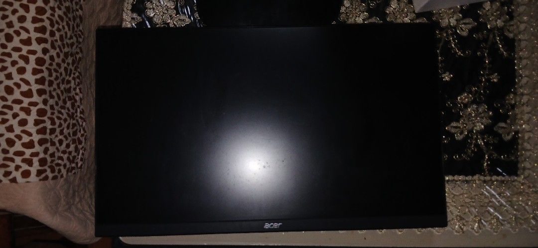 Acer Monitor - Model V226HQL (Category: Monitor Screens) located in Singapore. Submitted by 7upnou (Listing ID 1377760855, Image 3). Description: - Acer V226HQL monitor - Good condition - Connectivity: HDMI, VGA - includes HDMI AND POWER CABLE ! - Tested and working - Suitable for work and gaming.