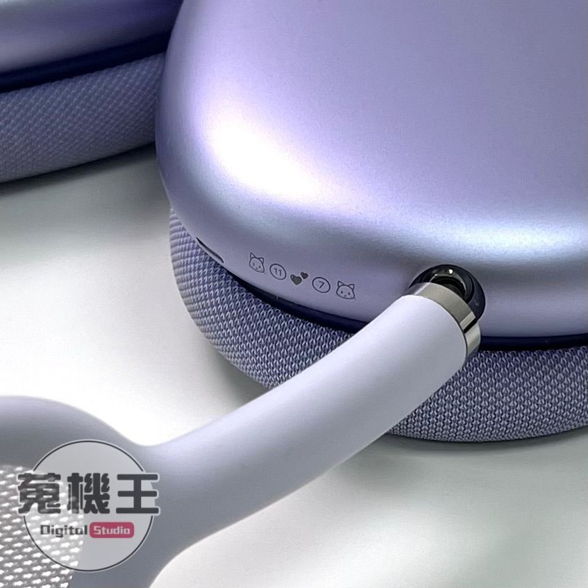 由 winson999888 (刊登 ID 1370712645，圖片 3) 提交，位於 台北市 (Taipei) 的 【蒐機王】Apple Airpods Max USB-C 耳罩式 藍牙耳機 紫色【可用舊3C折抵購買】D3950-S (類別：耳機)，說明：【商品貨號】D3950 【名稱】Apple Airpods Max USB-C 耳罩式 藍牙耳機 陸版 【顏色】紫色 【品相描述】外觀良好，機身有刻字 【新舊程度】中古品 / 90%新 【保固狀態】店家責任保固七天 【配件說明】原廠盒裝 【NCC認證碼】UN 【BSMI商檢字號】UN 【賣場管理代碼】03 -------------------------------------- 【商品狀態分級說明】 ● 100%新 = 全新未拆封新品 ● 95%新 = 機況如新品一般 ● 90%新 = 僅些許使用小痕跡 ● 85%新 = 外觀有較明顯痕跡 ● 80%新 = 外觀較重的使用痕跡 ● 70%新 = 商品瑕疵或功能異常 -------