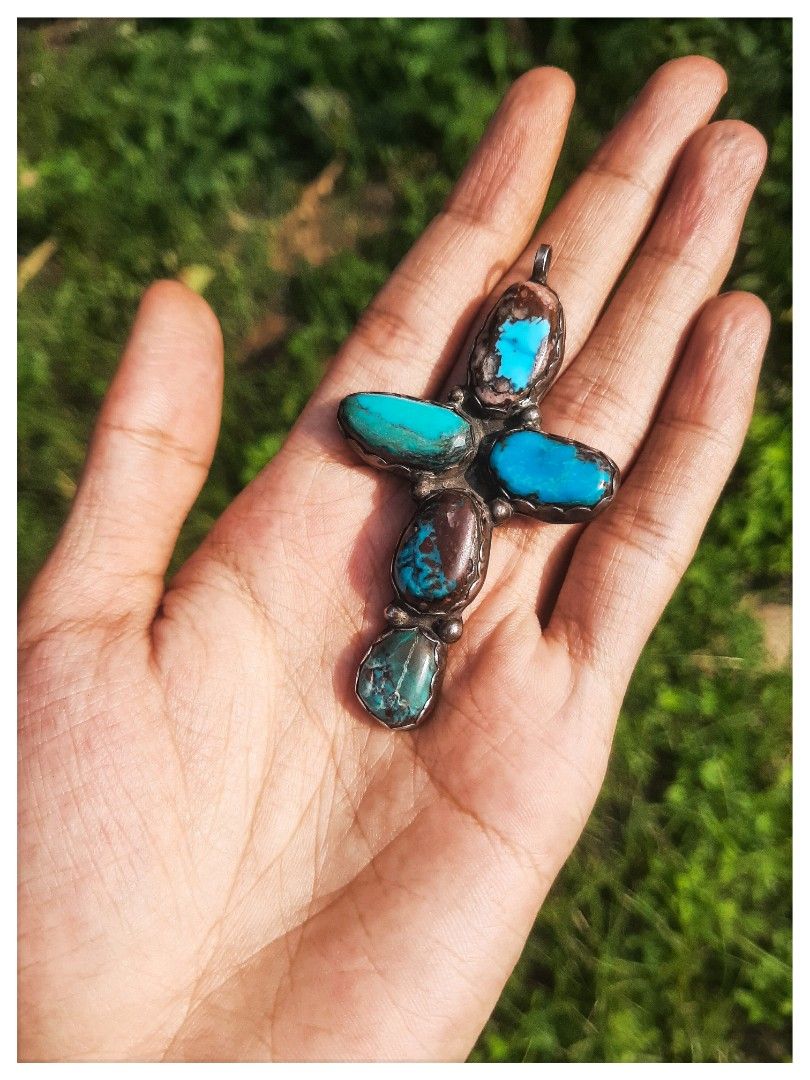 Authentic 1960s Native American Silver Navajo Cross Pendant – Bisbee Turquoise (Kategori: Jam & Perhiasan Antik) berada di Jakarta Selatan. Dikirim oleh milikoma.atelier (ID iklan 1377941115, Gambar 2). Deskripsi: Authentic handmade Navajo cross pendant from the 1960s, featuring 5 natural high-grade Bisbee turquoise stones. Known for their deep blue color with unique reddish-brown matrix, these stones come from one of the most famous turquoise mi