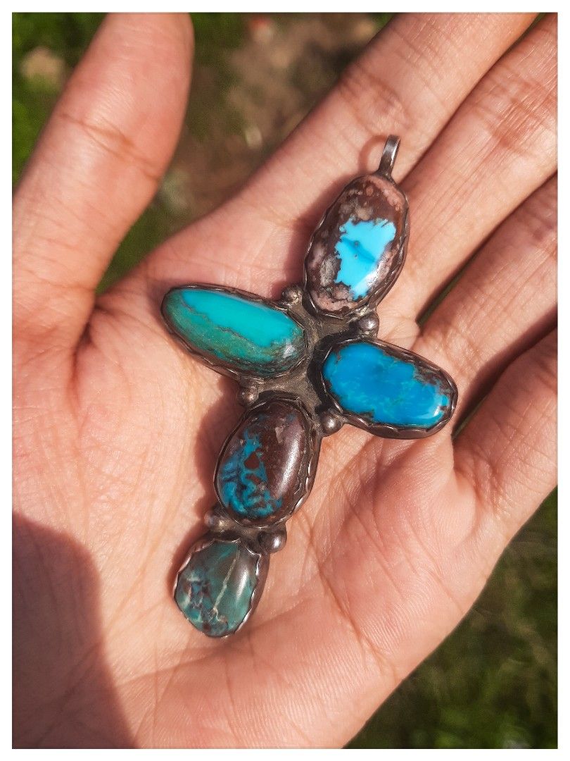 Authentic 1960s Native American Silver Navajo Cross Pendant – Bisbee Turquoise (Kategori: Jam & Perhiasan Antik) berada di Jakarta Selatan. Dikirim oleh milikoma.atelier (ID iklan 1377941115, Gambar 3). Deskripsi: Authentic handmade Navajo cross pendant from the 1960s, featuring 5 natural high-grade Bisbee turquoise stones. Known for their deep blue color with unique reddish-brown matrix, these stones come from one of the most famous turquoise mi