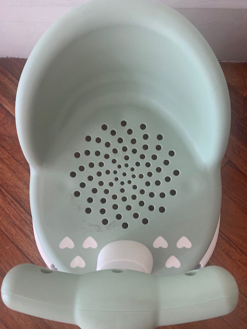 Baby bath chair (Category: Bathtub & Bath Accessories) located in Makati City. Submitted by justanythin (Listing ID 1377754972, Image 2). Description: Photo 2 and 3 are actual photos Rfs: baby didn’t like Shipping fee c/o buyer.