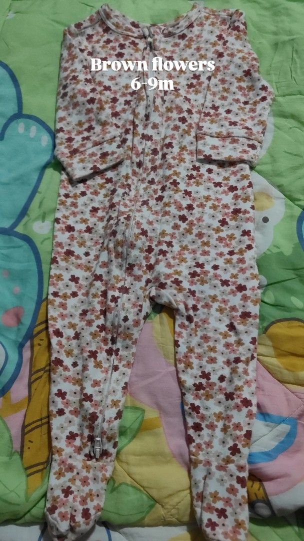 Baby Rompers - 6-9M (Category: Babies & Kids Fashion) located in Singapore. Submitted by asyhkms (Listing ID 1377792369, Image 1). Description: Adorable baby rompers. Designed for comfort and easy wear. Suitable for babies aged newborn and 6-9 months. Made from soft, cozy material. Perfect for everyday wear..