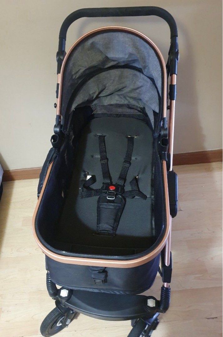 Baby Stroller (Category: Strollers) located in Singapore. Submitted by mackanona (Listing ID 1377919736, Image 1). Description: Want to letgo bcs got new stroller.