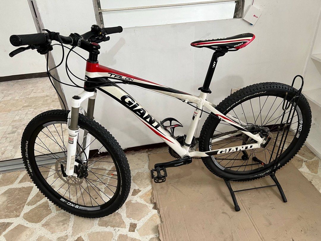 Giant XTC 26 Carbon Model Bike (Category: Bicycles) located in Bacoor. Submitted by mailasagenes15 (Listing ID 1377787590, Image 2). Description: Decluttering sale Giant Mountain Bike- 37k Red Mountain Bike - 17k Red Kid Bike - 4,500 Negotiable for sure buyers Di na nagagamit. Naka stock lang. pristine condition all parts original Location: las pinas city Video available upon request.