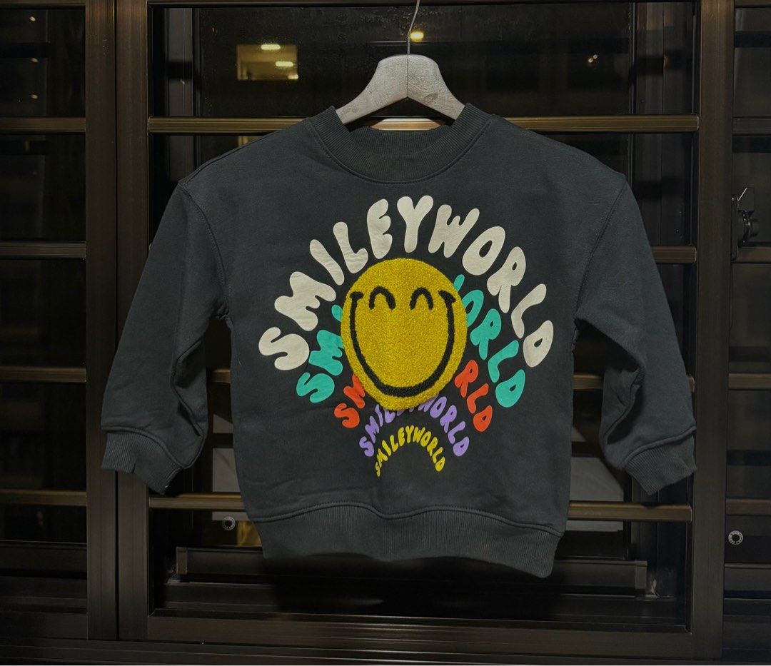 (BNWT) H&M Smileyworld Sweatshirt (Category: Babies & Kids Fashion) located in Singapore. Submitted by _cxl_ (Listing ID 1377903917, Image 1). Description: In size 2-4 yrs old. .