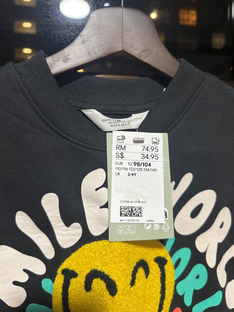 (BNWT) H&M Smileyworld Sweatshirt (Category: Babies & Kids Fashion) located in Singapore. Submitted by _cxl_ (Listing ID 1377903917, Image 2). Description: In size 2-4 yrs old. .