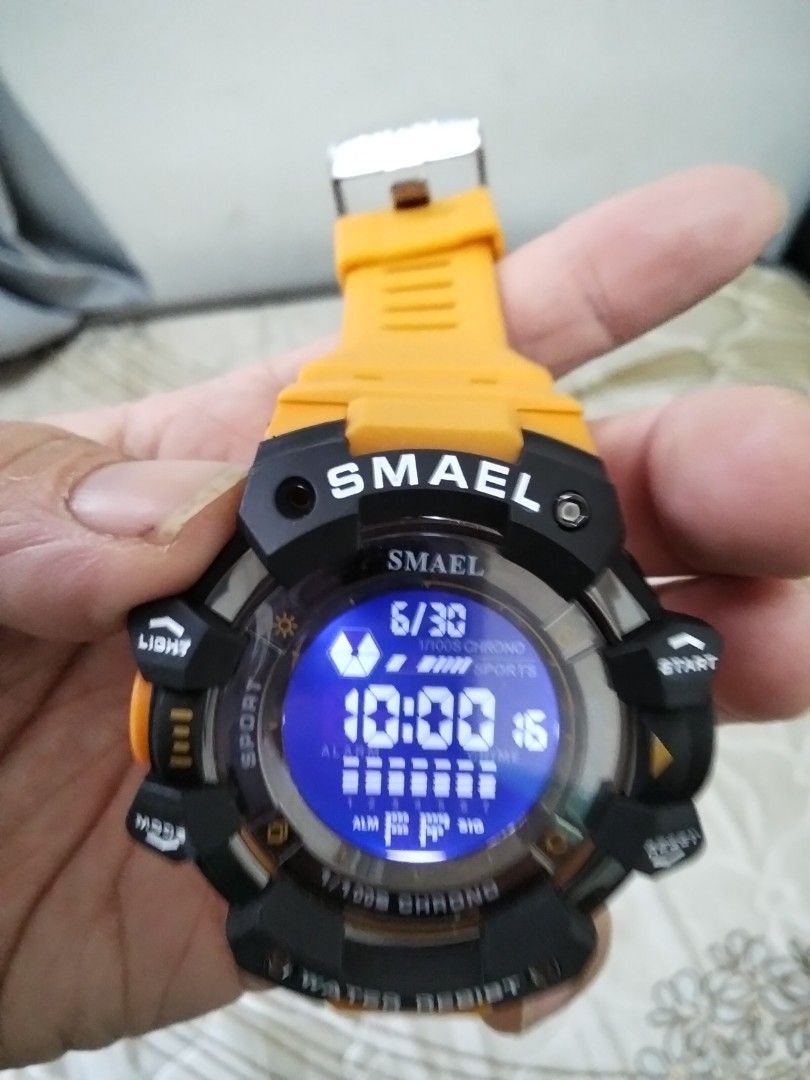 Bundle package (Category: Others) located in Johor Bahru. Submitted by bccat (Listing ID 1377872179, Image 2). Description: everything here for rm500(sgd 156$$) . 2 watch . 1 smart watch Xiaomi . 3 bracelet . n one full set of desktop ( monitor +mouse+ PC+ monitor stand ) negotiable. n free one backpack-light green colour ).