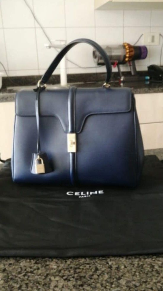 Celine 16 Classique Meduim (Category: Luxury Bags & Wallets) located in Santiago. Submitted by mnltinne (Listing ID 1377907131, Image 1). Description: pristine condition w/ card and dustbag.