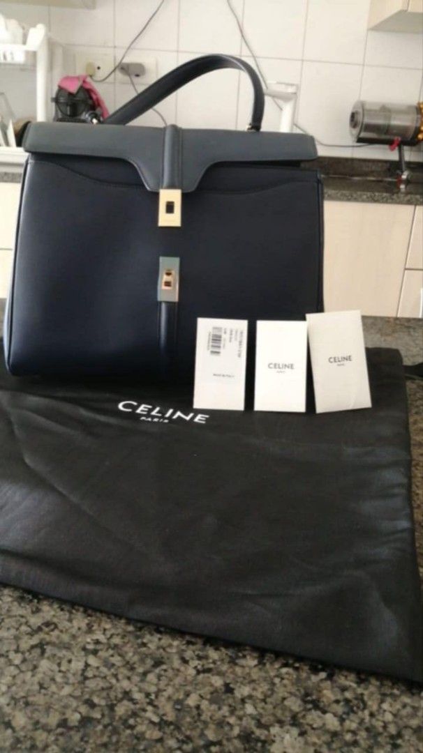 Celine 16 Classique Meduim (Category: Luxury Bags & Wallets) located in Santiago. Submitted by mnltinne (Listing ID 1377907131, Image 2). Description: pristine condition w/ card and dustbag.