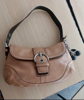 (Kategori: ) berada di . Dikirim oleh declutteringlemariku (ID iklan 1377754484, Gambar 1). Deskripsi: .