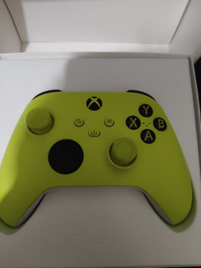 ELECTRIC VOLT CONTROLLER (Category: Other Accessories) located in Singapore. Submitted by noobtoasted (Listing ID 1377879143, Image 1). Description: Abit of defect on the left stick but overall Usable. There is no warranty I think and it comes with the box. The controller works perfectly fine. Can nego.