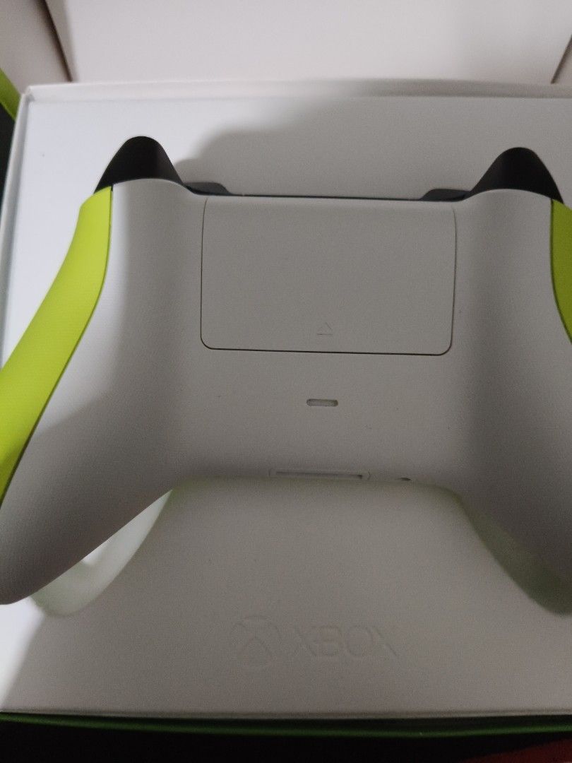 ELECTRIC VOLT CONTROLLER (Category: Other Accessories) located in Singapore. Submitted by noobtoasted (Listing ID 1377879143, Image 3). Description: Abit of defect on the left stick but overall Usable. There is no warranty I think and it comes with the box. The controller works perfectly fine. Can nego.