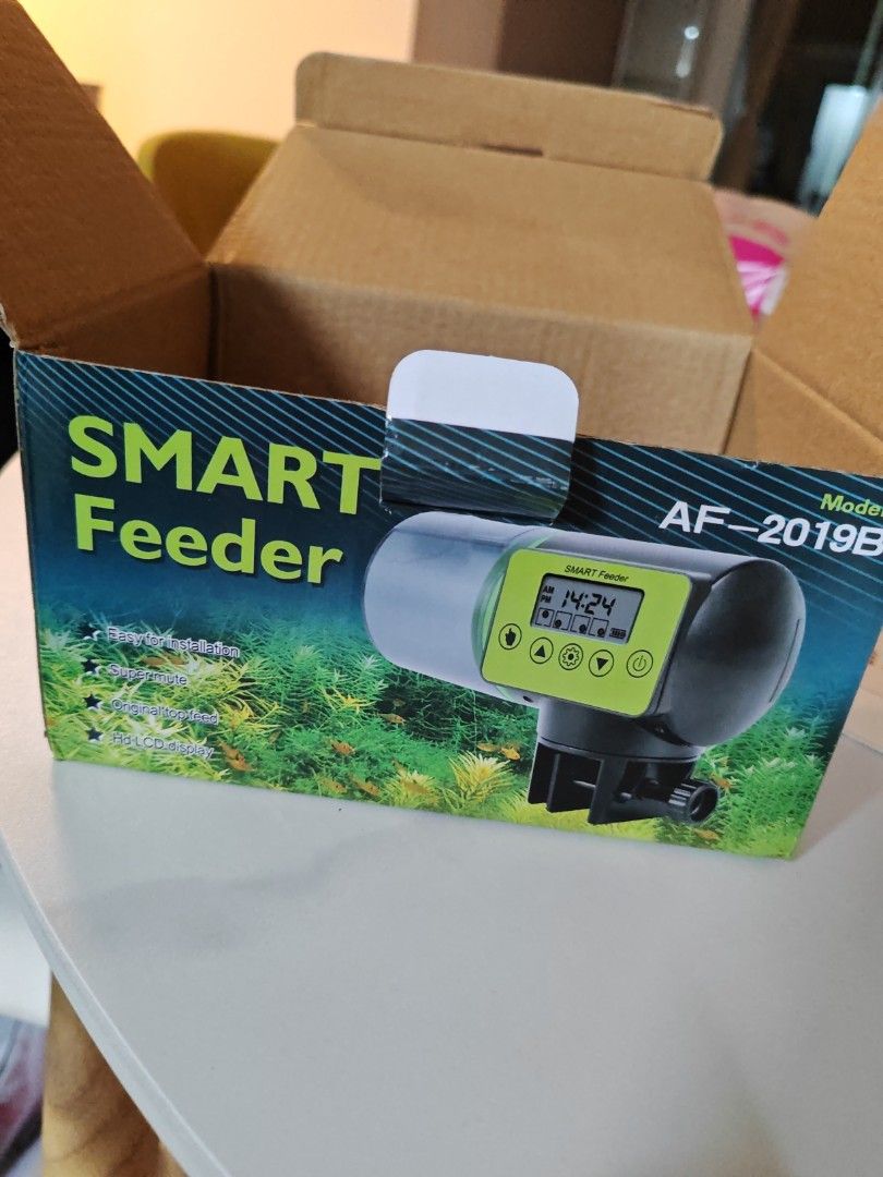 Fish tank smart feeder (Category: Homes & Other Pet Accessories) located in Singapore. Submitted by zgnail (Listing ID 1377924862, Image 1). Description: Condition 9/10 Working fine come with 3 different timings for scheduled feeding.
