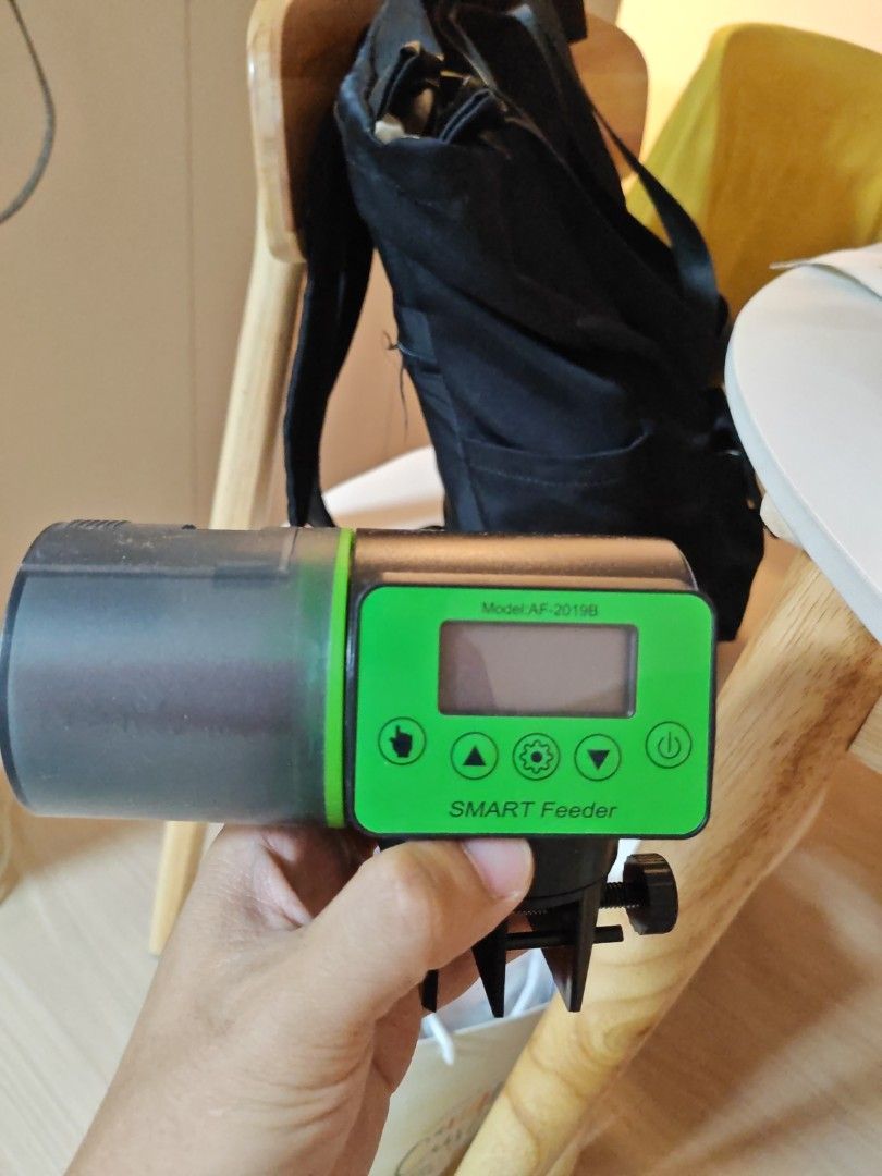 Fish tank smart feeder (Category: Homes & Other Pet Accessories) located in Singapore. Submitted by zgnail (Listing ID 1377924862, Image 2). Description: Condition 9/10 Working fine come with 3 different timings for scheduled feeding.