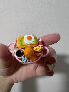 (Category: ) located in . Submitted by din.din.dinky (Listing ID 1377917527, Image 1). Description: .