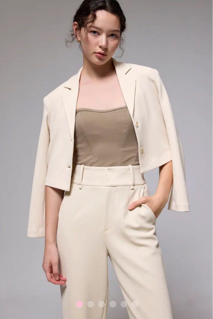 LB Alya Boxy Crop Blazer - Oat (Category: Coats, Jackets and Outerwear) located in Singapore. Submitted by lilydilly (Listing ID 1377901277, Image 1). Description: BNIP BNWT Self collect strictly from my unit in Yishun Or top up for mailing .