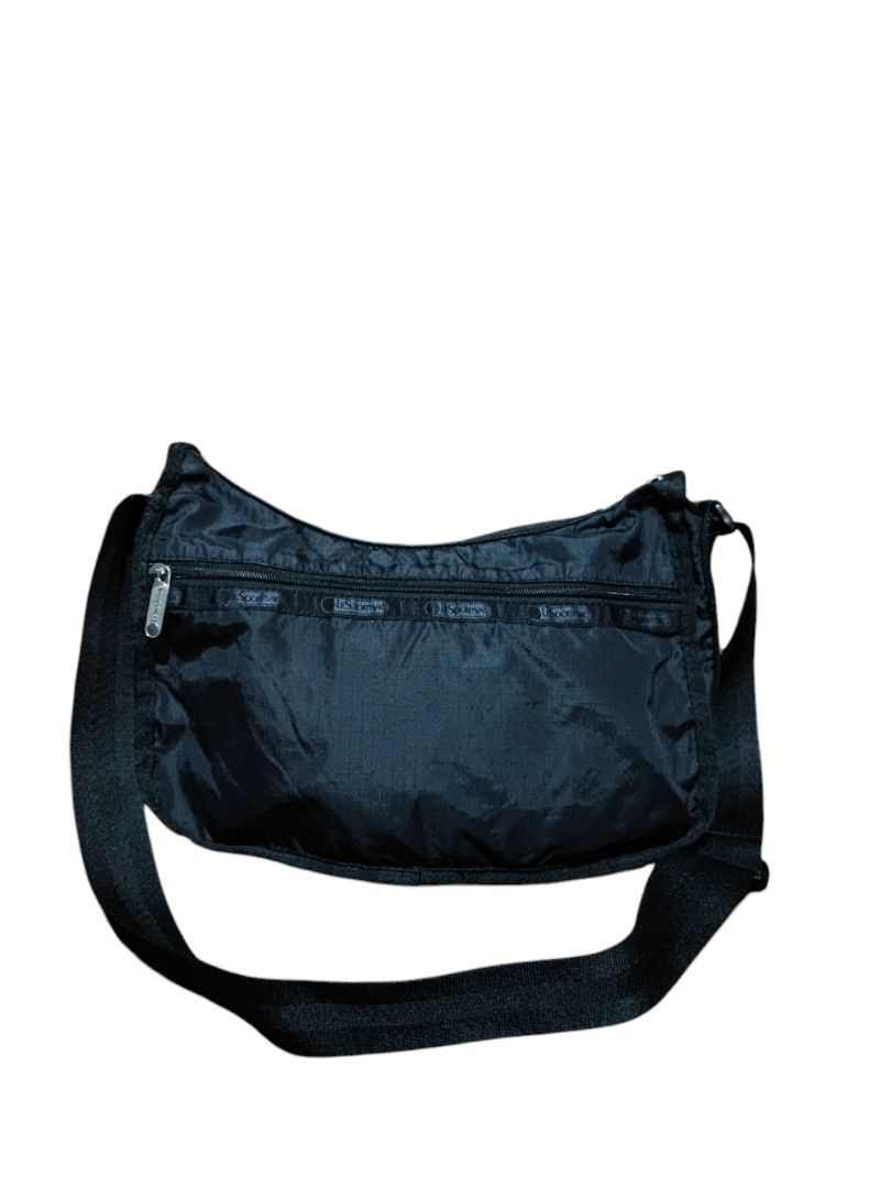 Le sportsac sling bag (Category: Cross-body Bags) located in Baguio. Submitted by ozara.06 (Listing ID 1377934947, Image 1). Description: Le sportsac Small to medium In very good condition pa 480.