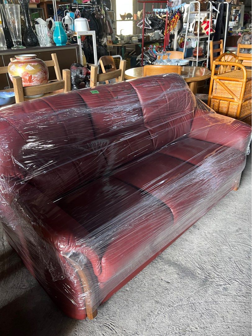 Leather Couch or Sofa (Burgundy) (Category: Sofas) located in Manila. Submitted by tjsells.101 (Listing ID 1377773927, Image 1). Description: .