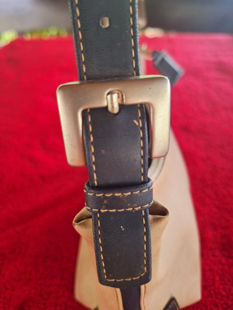 Leather Kili Bag or Hand Bag (Category: Shoulder Bags) located in Batac City. Submitted by thedecluttrcat.in (Listing ID 1377839796, Image 2). Description: Sylvia Santos Leather Kili bag/Hand bag Well used Super tibay na leather May flaw sa hawakan need lang lagyan ng pandikit o kaya ipatahi see last photo May mga slight stains sa body ng bag kita sa photos Pwrde pa siyang gamitin, tatagal pa ito Price is negotiable Payment thru GCASH. Payment fi