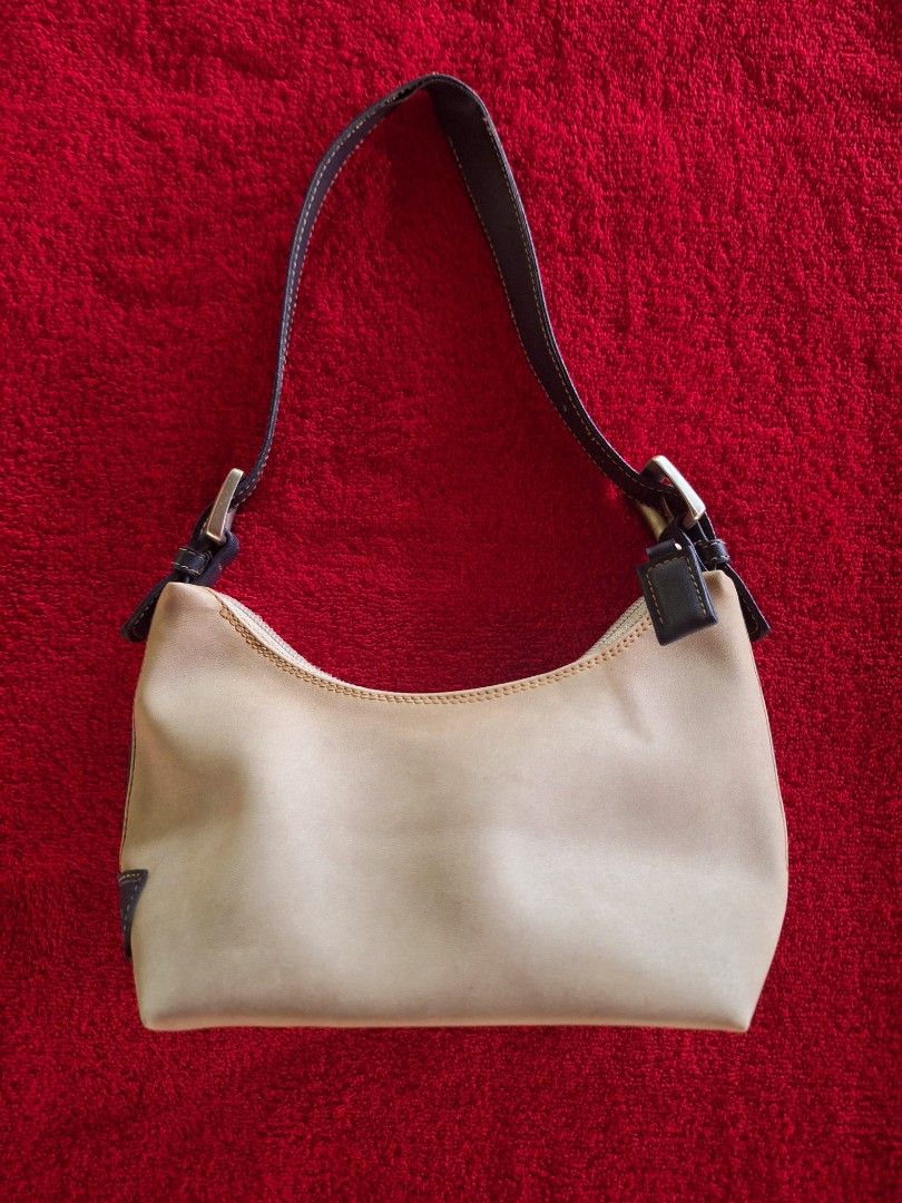 Leather Kili Bag or Hand Bag (Category: Shoulder Bags) located in Batac City. Submitted by thedecluttrcat.in (Listing ID 1377839796, Image 1). Description: Sylvia Santos Leather Kili bag/Hand bag Well used Super tibay na leather May flaw sa hawakan need lang lagyan ng pandikit o kaya ipatahi see last photo May mga slight stains sa body ng bag kita sa photos Pwrde pa siyang gamitin, tatagal pa ito Price is negotiable Payment thru GCASH. Payment fi