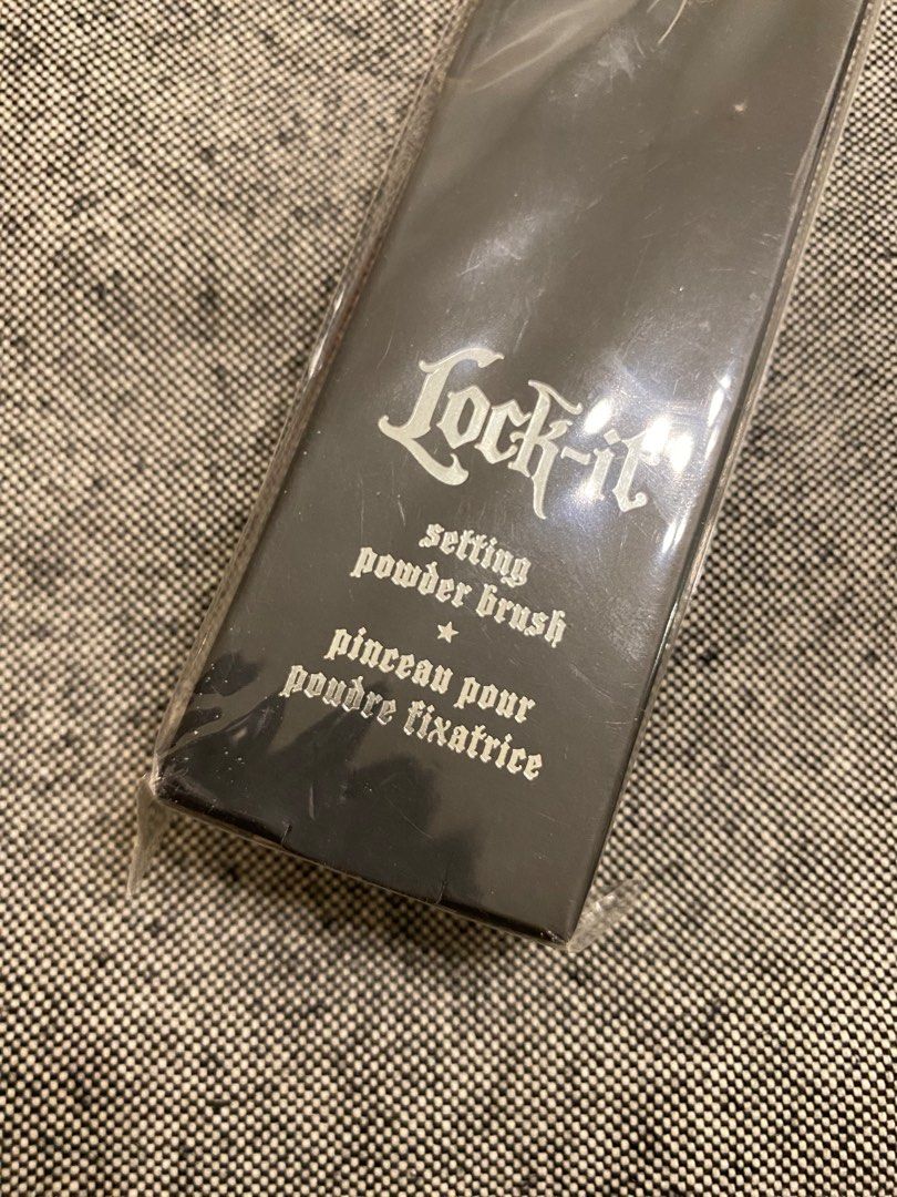 Lock-it Setting powder brush (Category: Makeup) located in San Pablo. Submitted by fbyriri51927 (Listing ID 1377911356, Image 3). Description: .