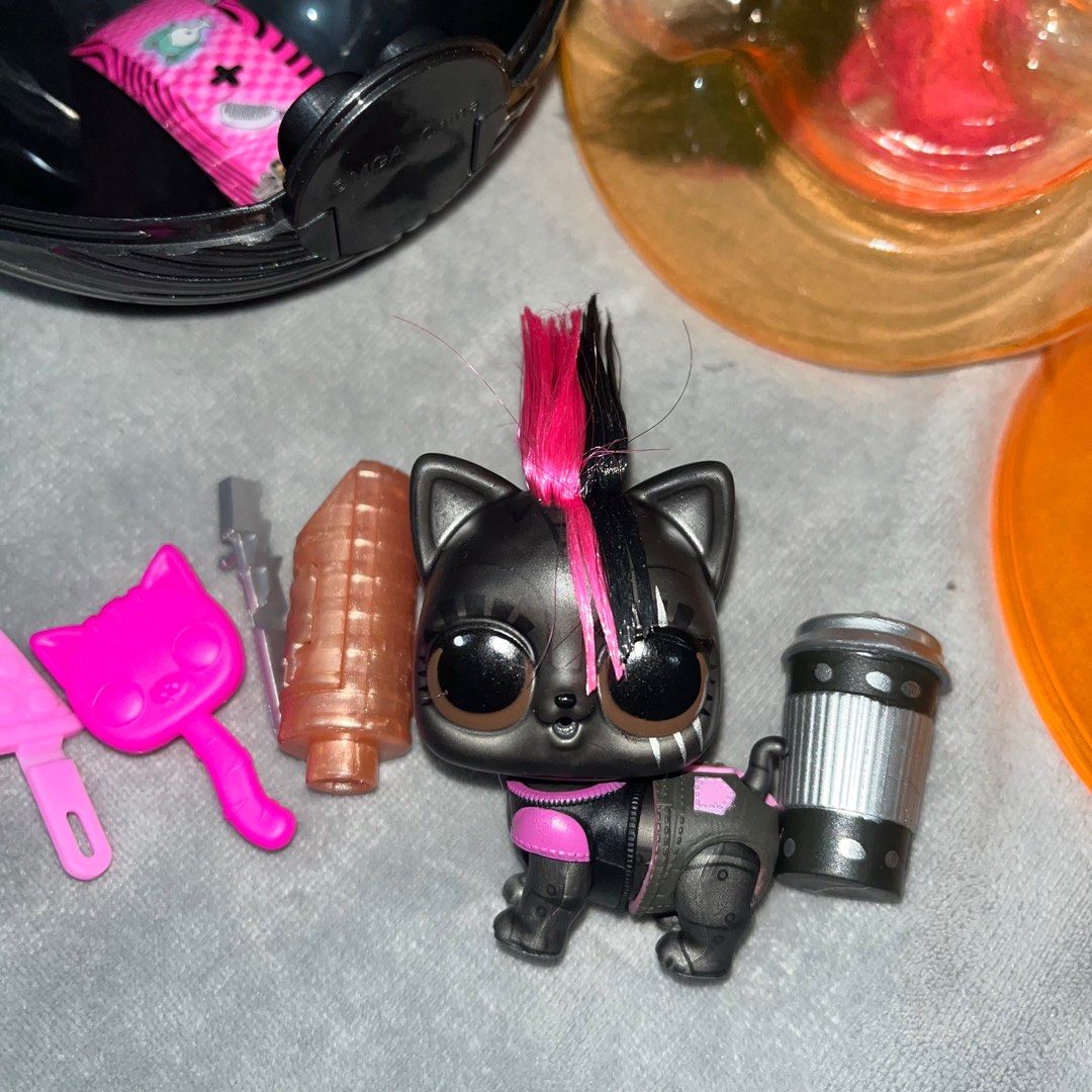 LoL pet new dup (Category: Designer & Blind Box Toys) located in Quezon City. Submitted by mcv1102 (Listing ID 1377878265, Image 1). Description: Brandnew dup LOL pet toy Old edition classic pet of lol.