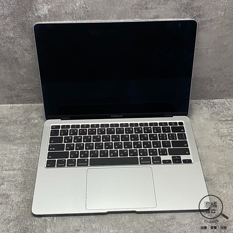 由 change12336 (刊登 ID 1377936528，圖片 1) 提交，位於 台北市 (Taipei) 的 『澄橘』Macbook Air 13吋 2020 I5-1.1/16G/512G 銀《3C 歡迎折抵》A77325 (類別：桌上電腦或筆記型電腦)，說明：Macbook Air 13吋 2020 I5-1.1/16G/512G 銀 店保七天 功能正常，電池5x次 88%新，機身殼有一處小顆傷或小掉漆，其他僅正常使用小細紋，請參閱賣場圖片 單機+充電器 本賣場商品因於店家同步銷售流通快，請於下標前先詢問是否有貨。 ( 下標後如需自取請參閱關於我中的店家資訊。) 下標後請於 3 天內完成交易，並將您的收件資料填寫於買賣留言板中。 ( 請留收件人姓名、地址、電話。) 賣場交易方式 : 到店自取、超商取貨付款、信用卡(店家使用)、輕鬆付(黑貓宅配)。 購買前如有任何問題請多利用問與答或賣場即時通，若我們未回覆您的問題，表示不同意或未讀您的發問，若已下標將以網頁說明為主。 保固中商
