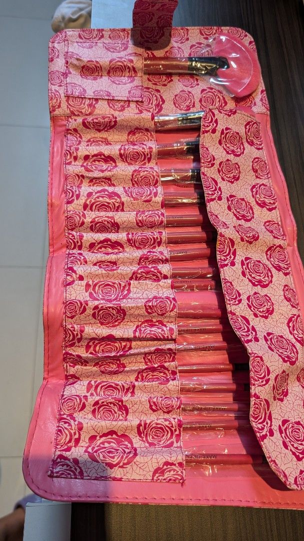 Make up brush kit set (Category: Makeup) located in Paranaque City. Submitted by j.mag. (Listing ID 1377812574, Image 2). Description: RFS: decluttering totally unused, still has plastic.