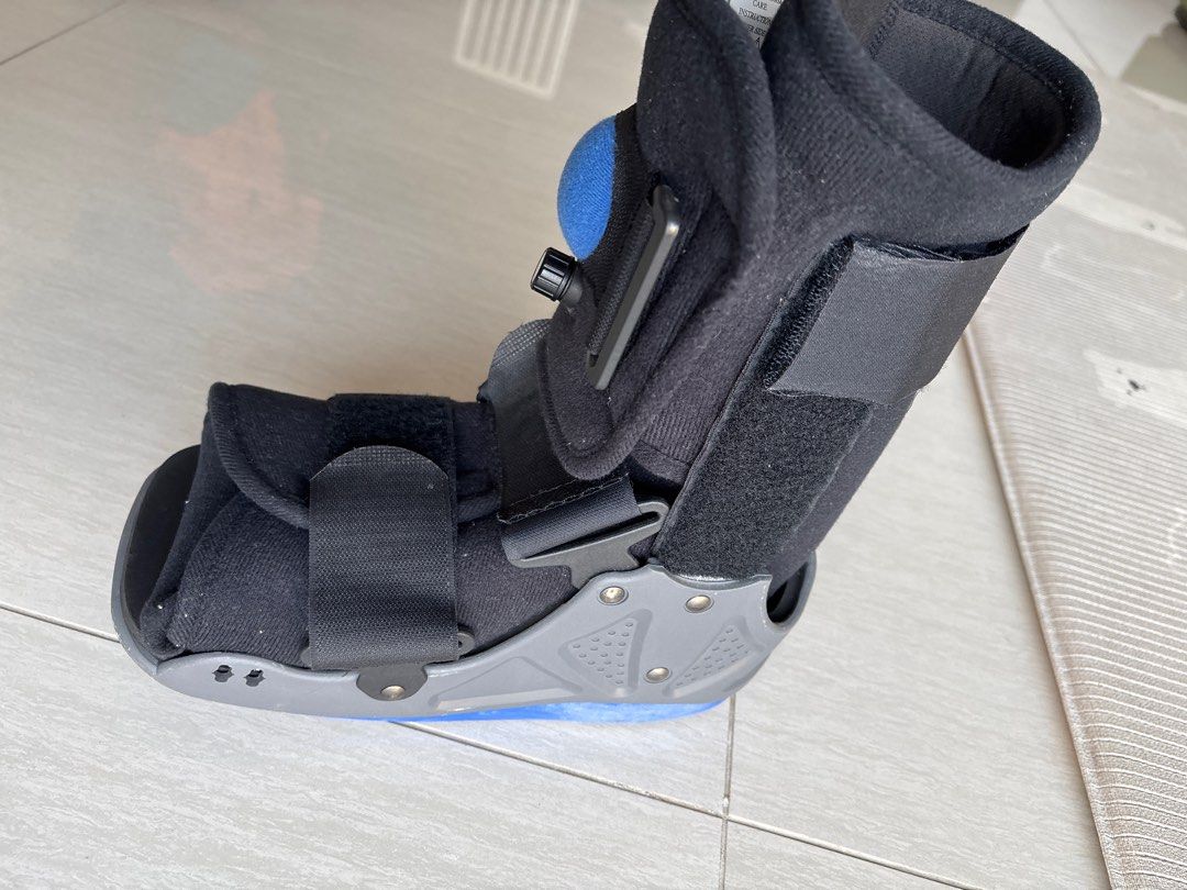 Medium Walking Boot (Category: Braces, Support & Protection) located in Singapore. Submitted by rahul15jan33571 (Listing ID 1377754604, Image 2). Description: Medium-sized walking boot, made in Vietnam. Features adjustable straps for a secure fit. Provides support and stability for foot and ankle injuries. In good condition, ready for use..