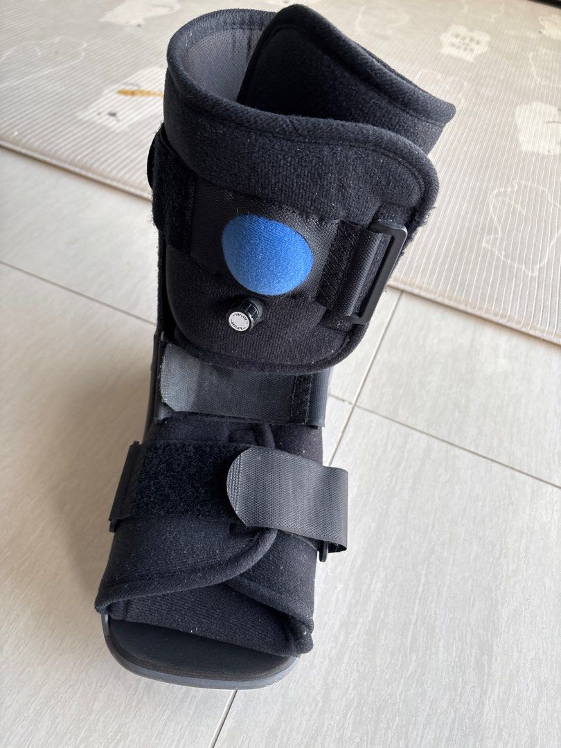 Medium Walking Boot (Category: Braces, Support & Protection) located in Singapore. Submitted by rahul15jan33571 (Listing ID 1377754604, Image 1). Description: Medium-sized walking boot, made in Vietnam. Features adjustable straps for a secure fit. Provides support and stability for foot and ankle injuries. In good condition, ready for use..