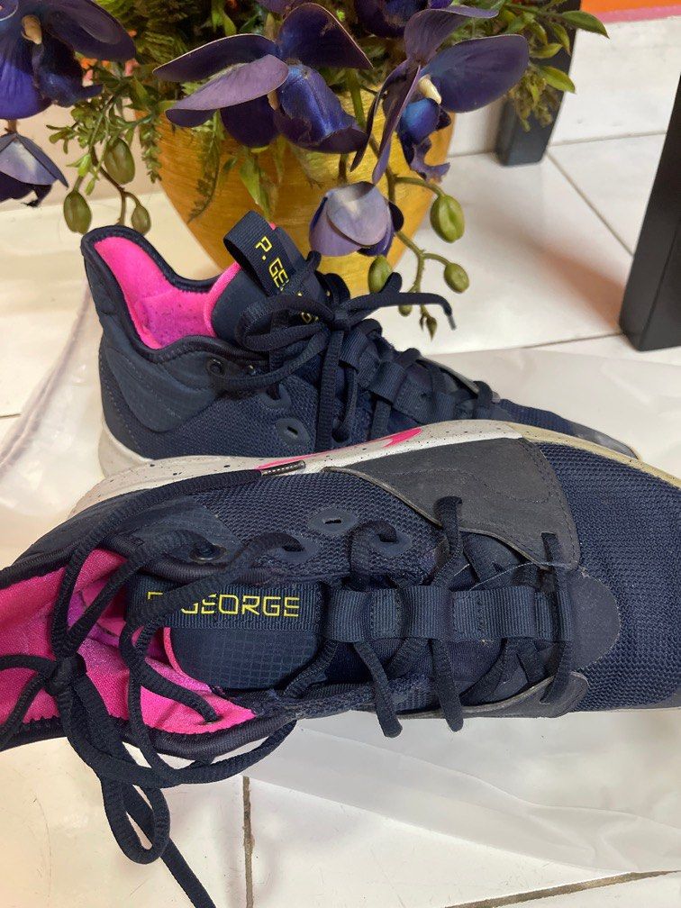 Nike (Category: Announcements) located in Kuala Lumpur. Submitted by myprelobecollection (Listing ID 1377779552, Image 1). Description: Kasut nike size 6.5u Condition 8/10 Tapak msih kukuh pm utk detail.