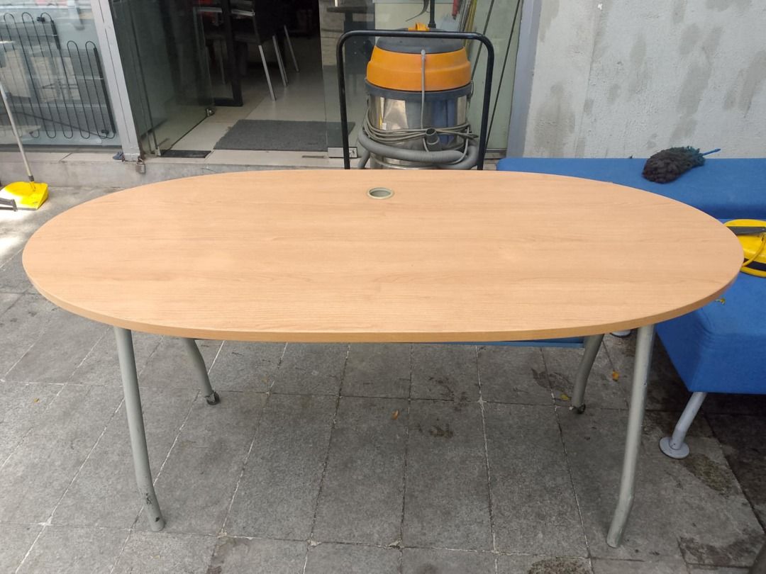 OFFICE TABLE CIRCLE (Category: Office Furniture & Fixtures) located in San Pedro. Submitted by cgi.saversplustrading (Listing ID 1377759577, Image 3). Description: OFFICE TABLE CIRCLE loc: San pedro laguna call/text: 09198736170.