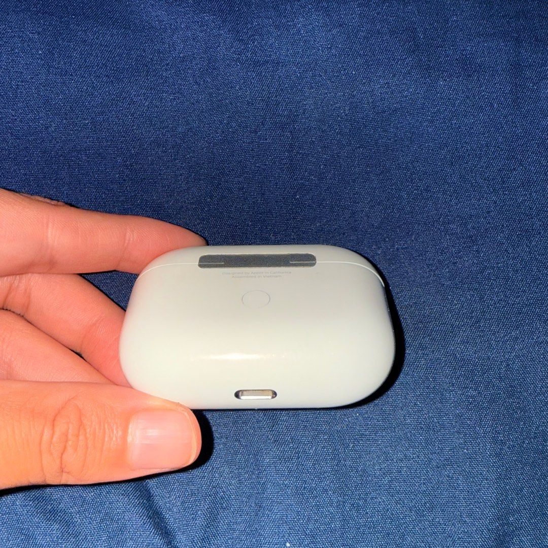 Original Airpods Pro 1 (Category: Earphones) located in Manila. Submitted by bestudios (Listing ID 1377877327, Image 3). Description: Selling my personal Airpods Pro 1 with Active Noise Cancellation Minor scratches as seen in photos but only inside the case. No other issues on the airpod and case. Still in good quality condition.