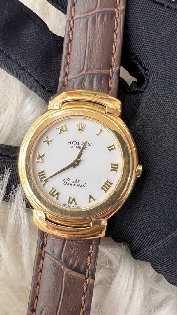 Original Rolex Cellini 31mm 18k Solid Gold (Category: Luxury Watches) located in Paranaque City. Submitted by glenjonluxuryfinds2 (Listing ID 1377943588, Image 2). Description: 31mm 18k solid gold also the buckle is original rolex 18k gold. With box Rare Piece.