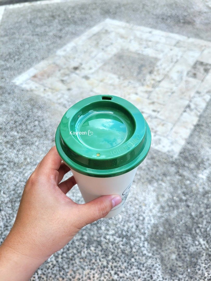 PEANUT + STARBUCKS 16.5 fl oz White Reusable Cup (Category: Water Bottles & Tumblers) located in Quezon City. Submitted by Kayreen (Listing ID 1371107052, Image 2). Description: - From March 2025 Peanut + Starbucks Collecrion. - Adorable reusable cup featuring Joe Kind Snoopy as a barista. - 473ml Grande size. - box and paperbag included. - Actual picture of cup posted 📌 - Manufacturer's Pull Out. Expect minimal flaws..