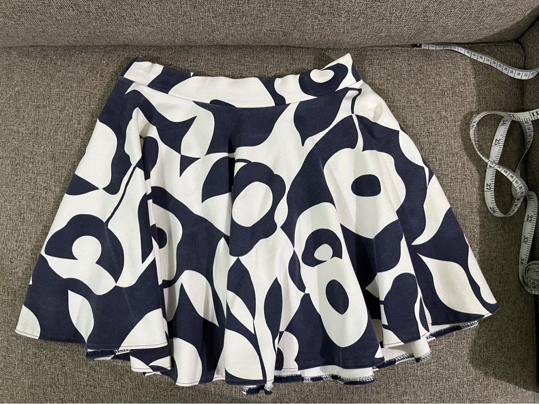 Printed skirt (Category: Skirts) located in Manila. Submitted by decluttify (Listing ID 1377898438, Image 2). Description: Printed skirt blue and white Perfect for any occasion Casual date, fits any outfit Fashion street wear #Palugi #sale #Affordable.