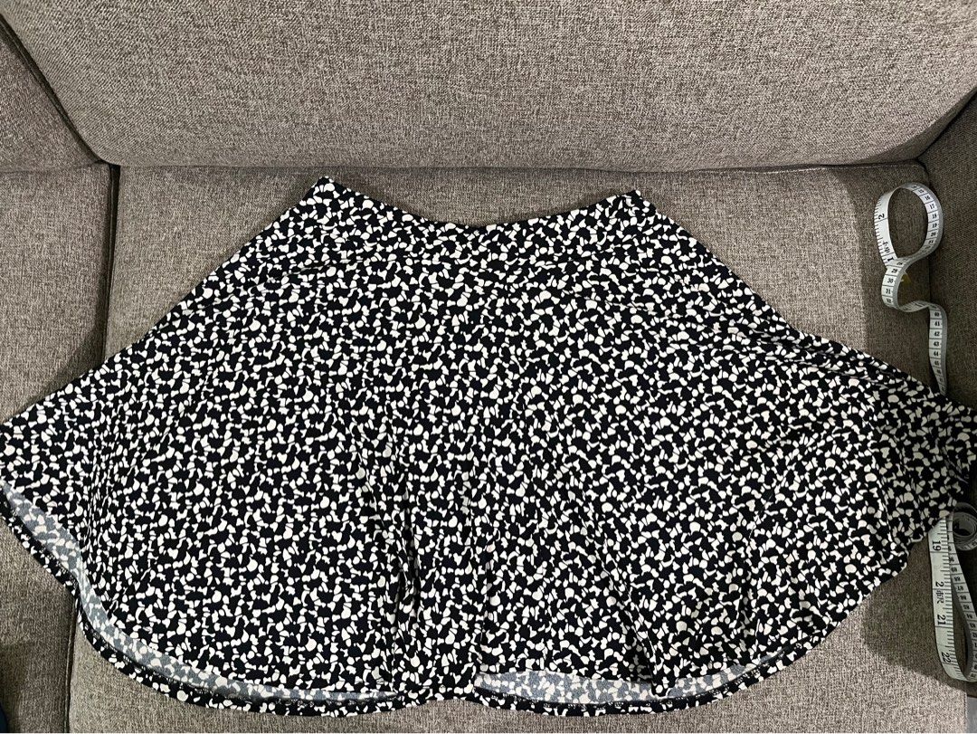 Printed skirt (Category: Skirts) located in Manila. Submitted by decluttify (Listing ID 1377899025, Image 2). Description: Printed skirt black and white Perfect for any occasion Casual date, fits any outfit Fashion street wear #Palugi #sale #Affordable.